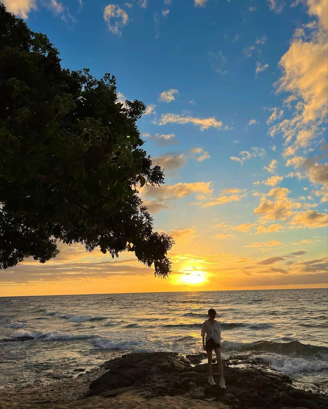三好ユウさんのインスタグラム写真 - (三好ユウInstagram)「夕暮れ時🌺 The sunset of Hawaii Island. ⁡ ⁡ 時間毎に変化するオレンジ色がとても綺麗です🍊 日の入りまで飽きない景色☺️  日本より涼しく過ごしやすい〜✨  ⁡ ⁡  #ハワイ#ハワイ大好き#ハワイ島#ハワイの海#タビジョ#旅行好きな人と繋がりたい#リゾート#粉我#좋아요환영#좋아요그램#데일#hawaii#fourseasons#sunset #konahawaii #tabijo#tabinikki#trip#japanese #travel#swimwear」8月30日 19時00分 - yuu_5240