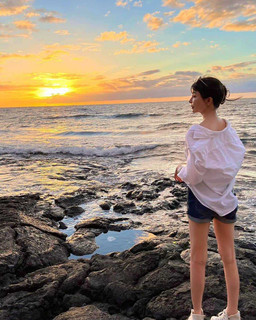 三好ユウさんのインスタグラム写真 - (三好ユウInstagram)「夕暮れ時🌺 The sunset of Hawaii Island. ⁡ ⁡ 時間毎に変化するオレンジ色がとても綺麗です🍊 日の入りまで飽きない景色☺️  日本より涼しく過ごしやすい〜✨  ⁡ ⁡  #ハワイ#ハワイ大好き#ハワイ島#ハワイの海#タビジョ#旅行好きな人と繋がりたい#リゾート#粉我#좋아요환영#좋아요그램#데일#hawaii#fourseasons#sunset #konahawaii #tabijo#tabinikki#trip#japanese #travel#swimwear」8月30日 19時00分 - yuu_5240