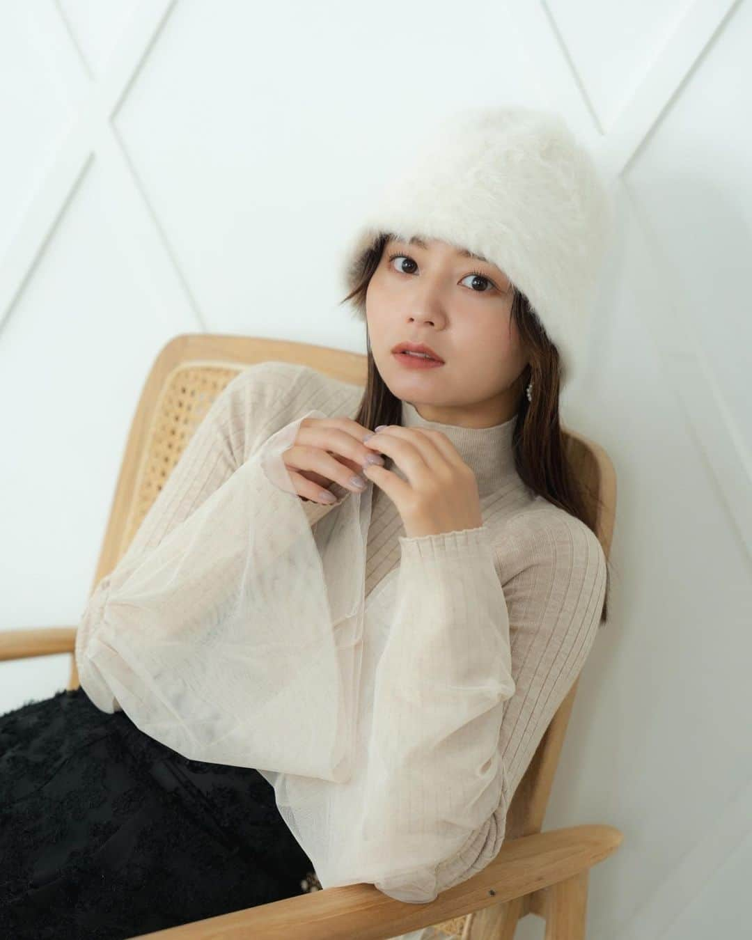 NANAMIのインスタグラム：「Louere  秋コーデLOOKCollectionの モデルをさせていただきました🤍  袖周りのふんわり感が可愛かったな♡ @louere.official   公開されてるのでぜひ見てください🫶🏻  #Louere」