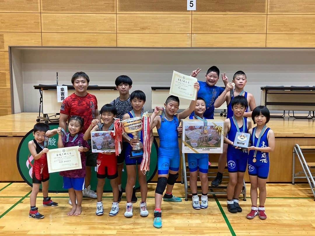 高田延彦さんのインスタグラム写真 - (高田延彦Instagram)「皆んな良い顔してるねー！先日の熊本県で開催されたキッズレスリングの試合結果、福岡道場から団体戦2チーム、個人戦10名が出場。 ■団体戦 小学生の部 優勝  低学年の部 準優勝  ■個人戦 1位2名 セイタ ソウタ  2位3名 シュウト アモン コウスケ  3位2名 コトネ タイセイ  団体戦では小学生の部、低学年の部それぞれ決勝まで進み、むちゃくちゃ盛り上がった模様！ 副賞として35,000円分のお肉が貰えたって⁉️皆んな良かったなー！ 来月の試合もenjoyしよう！ #髙田道場　#福岡道場　#キッズレスリング　#試合  #頑張った　#素晴らしい　#個人戦　#団体戦　#素敵　#enjoy  #thanks  #peace」8月30日 19時11分 - takada_nobuhiko