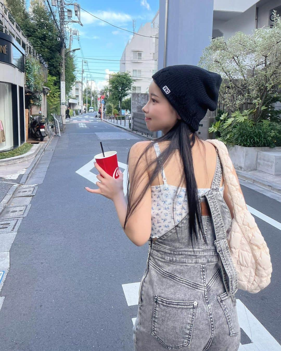 えみ姉さんのインスタグラム写真 - (えみ姉Instagram)「ㅤ ㅤ 真夏に着るサロペット可愛くない？🩶 バッグは @carlynbag 合わせた♡♡ どんなコーデにもハマるのに大容量で 軽いし使いやすくて大好き〜〜 ㅤㅤ これはハンドバッグタイプだけど 持ち手長くて肩にかけやすいのも🫰🏻🩶 ㅤㅤ ㅤㅤ 9月1日~9月12日まで MOVEのメガ割期間でお得にゲットできるみたい♡ (Qoo10のMOVEから購入できるよん) ㅤㅤ ㅤㅤ ㅤ #PR #carlynbag #SOFTM」8月30日 19時04分 - emk_oooo