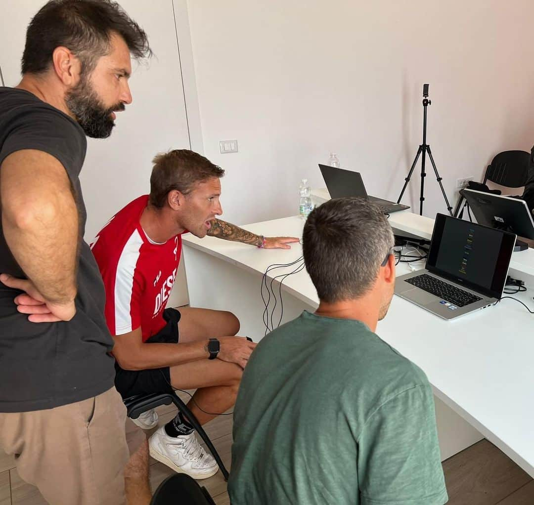 ルカ・リゴーニさんのインスタグラム写真 - (ルカ・リゴーニInstagram)「📊 Con @guidobresolin_mentalcoach e l’utilizzo del biofeedback abbiamo svolto uno stress test con tutti i giocatori per osservare il comportamento psico-fisiologico, la gestione dell’ansia e la capacità di recupero mediante tecniche di respirazione e rilassamento.  🦾 Lo scopo è quello di raggiungere la prestazione ottimale tramite il raggiungimento della massima autoconsapevolezza e autocontrollo.  #vicenza #coach #mentalcoach」8月30日 19時04分 - rigoni_luca