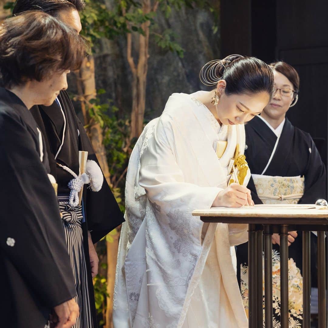 クラシカ表参道【公式Wedding】のインスタグラム：「. 【REAL WEDDING REPORT】 * 結婚証明書の署名は両家お母様へ  @classicaomotesando_wedding @theclassicaomotesando  Kimono @livelovelaugh.forallbrides * * #クラシカ表参道 #classicaomotesando #theclassicaomotesando」