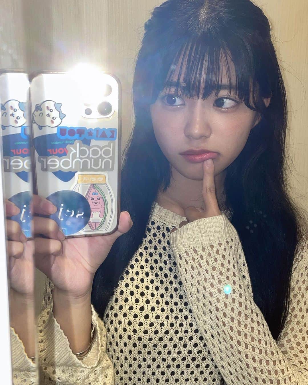 磯村美羽のインスタグラム：「携帯の裏すきで溢れてる  前髪キバみたい🐊  #今日好き #カンヌン編」