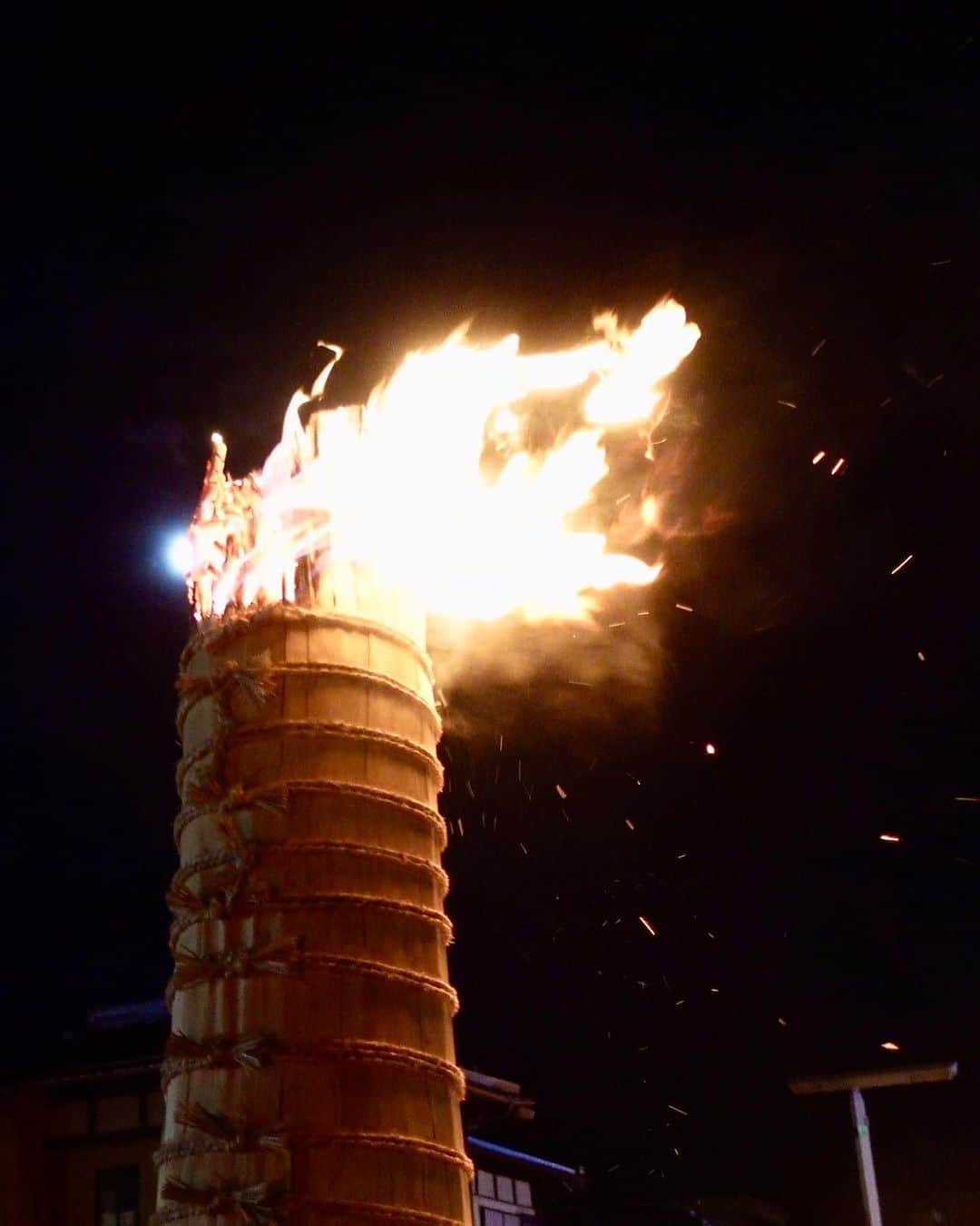 sayumi katoさんのインスタグラム写真 - (sayumi katoInstagram)「富士吉田市の日本三奇祭・日本10大火祭りにも数えられる「吉田の火祭り」に今は亡き祖母の家に集まり親戚一同(9人！)で参加してきました！🔥 ⁡ 毎年8/26.27に開催されるのですが、土日に被ることがほぼなく今年は幸運なタイミングでした☺️！ ⁡ 大きな松明に燃え盛る炎、北口本宮富士浅間神社と諏訪神社の神様が乗る赤富士や大きな御神輿、様々な神事が行われる400年以上の歴史があるお祭りです。 とても幻想的で神秘的なお祭り。 ⁡ 特に1900年以上の歴史を持つ富士山の神様が祀られている北口本宮富士浅間神社には子どもの頃からよく行く場所。 境内に入ると明らかにガラッと「氣」が変わるのを子どもの頃から感じていました🌳 (あえて「氣」と書きたくなるくらい変わる！) ⁡ 思い入れがあるからか、優しく包み込んでくれるような温かい神様だなぁと(ちなみに女性の神様です) ⁡ パワースポットとしても既に有名ですが、私的にもとてもお勧めな場所です🌳 ⁡ ⁡ 祖母はもういなくなってしまったけれど、 富士吉田に来ると祖母を近くに感じる。 不思議なのですが、祖母の気配を感じる気がする、願望がそう感じさせてくれているのかもしれないけれど。 ⁡ 目に見えない世界のことを言うと怪しい人と思われそうで、SNSで発信するのは躊躇してきたのですが、最近はポツリポツリ体験してきたことを発信してみています☺️🙏🏻  @kitaguchi.hongu.official   #吉田の火祭り #北口本宮冨士浅間神社」8月30日 19時05分 - say_ume