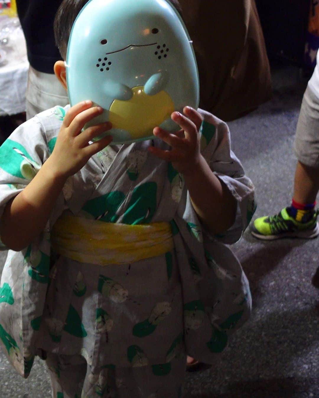 sayumi katoさんのインスタグラム写真 - (sayumi katoInstagram)「富士吉田市の日本三奇祭・日本10大火祭りにも数えられる「吉田の火祭り」に今は亡き祖母の家に集まり親戚一同(9人！)で参加してきました！🔥 ⁡ 毎年8/26.27に開催されるのですが、土日に被ることがほぼなく今年は幸運なタイミングでした☺️！ ⁡ 大きな松明に燃え盛る炎、北口本宮富士浅間神社と諏訪神社の神様が乗る赤富士や大きな御神輿、様々な神事が行われる400年以上の歴史があるお祭りです。 とても幻想的で神秘的なお祭り。 ⁡ 特に1900年以上の歴史を持つ富士山の神様が祀られている北口本宮富士浅間神社には子どもの頃からよく行く場所。 境内に入ると明らかにガラッと「氣」が変わるのを子どもの頃から感じていました🌳 (あえて「氣」と書きたくなるくらい変わる！) ⁡ 思い入れがあるからか、優しく包み込んでくれるような温かい神様だなぁと(ちなみに女性の神様です) ⁡ パワースポットとしても既に有名ですが、私的にもとてもお勧めな場所です🌳 ⁡ ⁡ 祖母はもういなくなってしまったけれど、 富士吉田に来ると祖母を近くに感じる。 不思議なのですが、祖母の気配を感じる気がする、願望がそう感じさせてくれているのかもしれないけれど。 ⁡ 目に見えない世界のことを言うと怪しい人と思われそうで、SNSで発信するのは躊躇してきたのですが、最近はポツリポツリ体験してきたことを発信してみています☺️🙏🏻  @kitaguchi.hongu.official   #吉田の火祭り #北口本宮冨士浅間神社」8月30日 19時05分 - say_ume