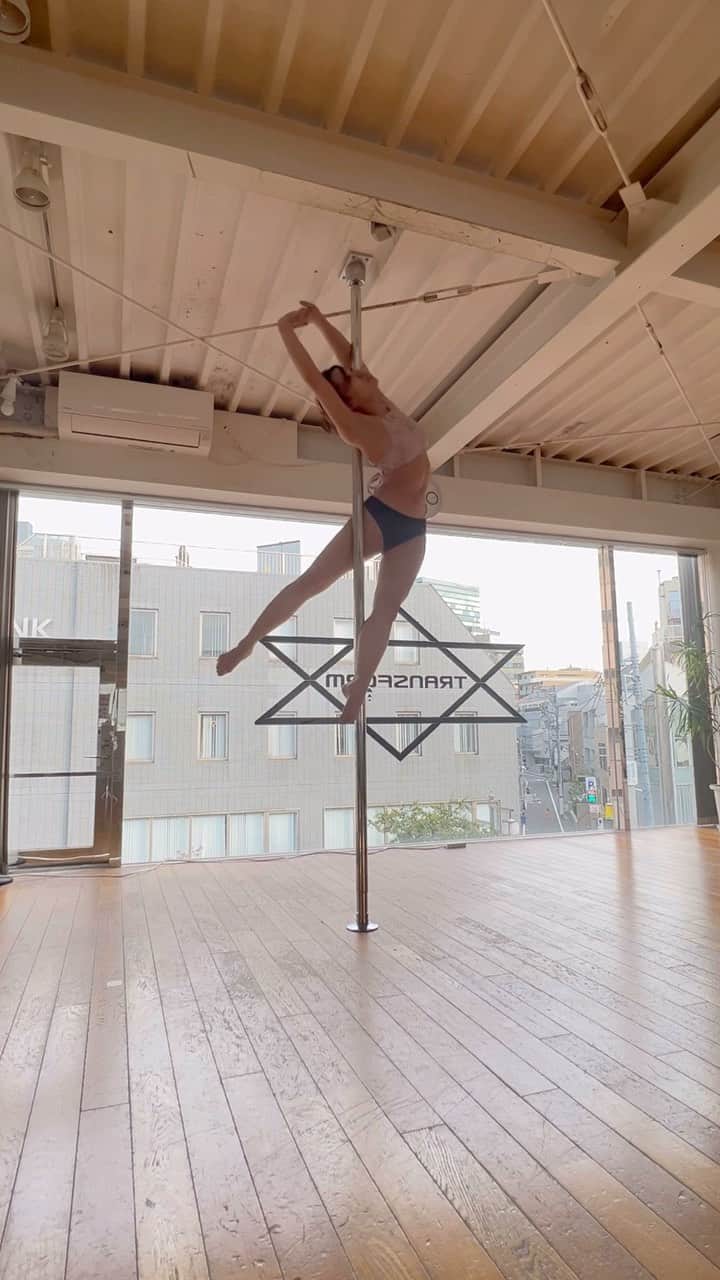 のインスタグラム：「Spinning pole routine🧚‍♀️  #pdmorningsplit  Wearing @hot_han_official   #pdtricks  #poledance #ポールダンス　 #spinningpolecombo #spinningpole」
