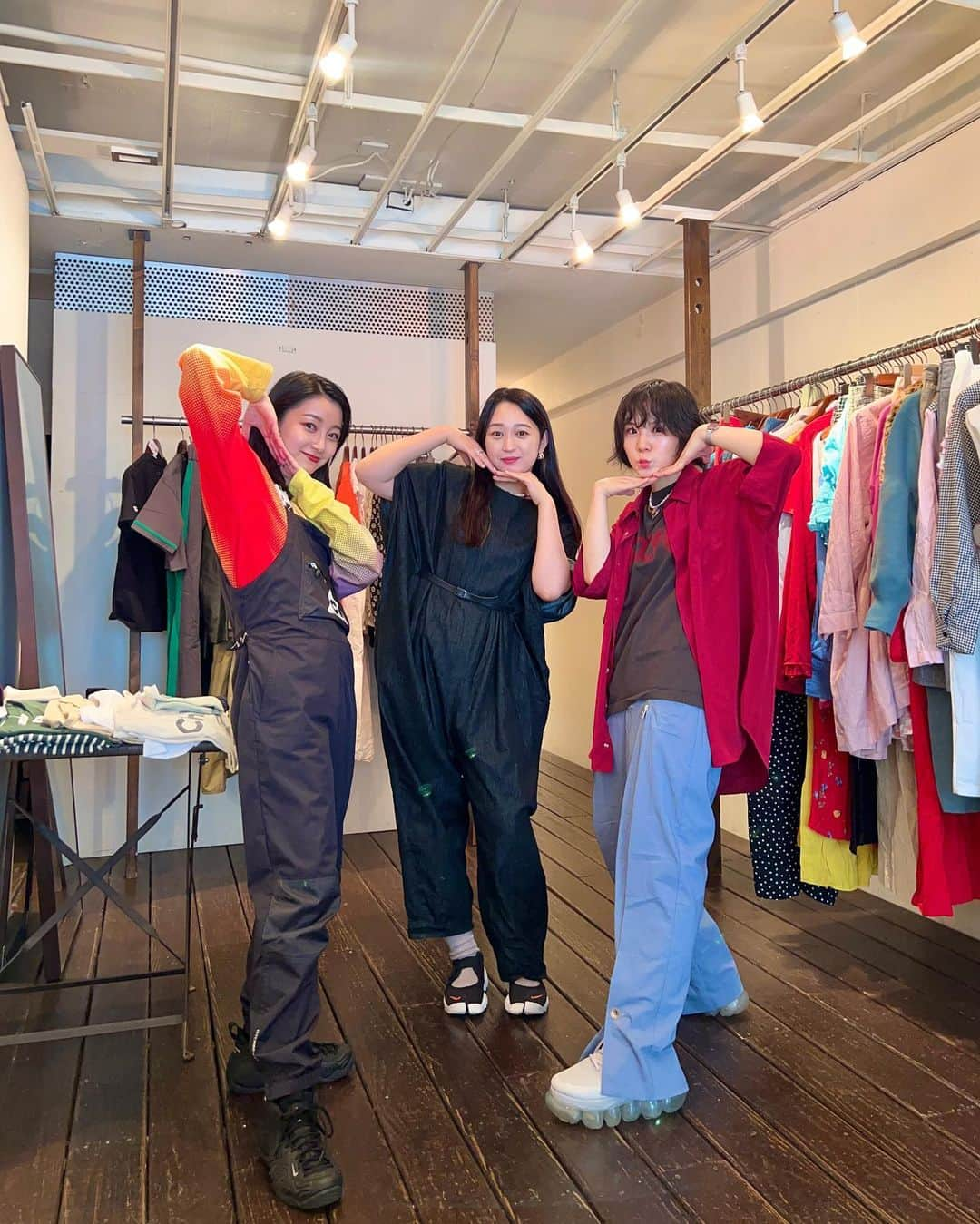 光永のインスタグラム：「一昨日、この3人でフリマをしました🧡 来てくださった沢山の皆様ありがとうございました🥹🌈 皆さんと直接お話できたり、お手紙や差し入れ頂いたりと、お心遣いも感謝致します。楽しかった🥰 (追加分も合わせて、近日フリマアプリにも出しますね！) ㅤㅤㅤㅤㅤㅤㅤㅤㅤㅤㅤㅤ 服のクレジット🐕 Tシャツ：#502easy シャツ：#古着 パンツ：#cherietokyo スニーカー：#mikiosakabe ネックレス：#topazz バッグ：#zatchels ㅤㅤㅤㅤㅤㅤㅤㅤㅤㅤㅤㅤ #ootdjapan #うめひなの古着屋さん #フリマ #夏服コーデ #初秋コーデ」