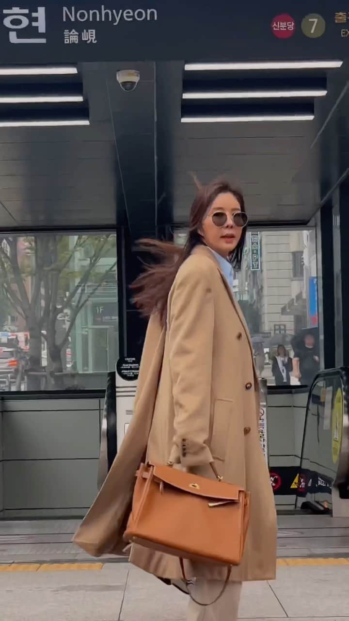 キム・ジュニのインスタグラム：「어둑어둑 해가 확실히 짧아졌어요! 내일모레 팝업준비에 23fw 룩북 작업하느라 어제도 집에서 새벽까지 야근하고 오늘은 어버브 촬영하고 회사가서 다시 룩북작업하고 이제 집에가서  오늘 찍은 어버브사진  편집해야되요🤣  승모근이랑 등이 너무 아파죽겠지만 최선을 다해서 다 잘 해버릴꺼에요!!  누군가가 그러더라구요 지겹고 하기싫을일을 오래 한 사람이 성공한다고! 20년째 힘들어 죽겠다면서 하고 있으니까 저 성공한 삶을 살수 있겠죠😂  아!! 여러분! 베이직루즈티셔츠는 오늘 서버리셋을 두번이나 때려버리고 2차까지 품절 ㅠㅠ 3차가 오픈되었습니다!! 역시 베이직은 어버브! 알아봐주셔서 감사해요!!  영상속 투웨이핀턱팬츠 베이지컬러는 이번 시즌 뉴뉴 컬러!! 너무 예쁘죠😍♥️  코트는 우리신랑꺼 뺏어입었어요 ㅎㅎ 내가 더 잘입는거 안비밀 ㅋㅋ  베이직티셔츠 겟챠 하셨음 투웨이핀턱트레이닝팬츠는 쌍쌍바로 꼭 하세여!   전 잠깐 등좀 펴고 올께요😂」