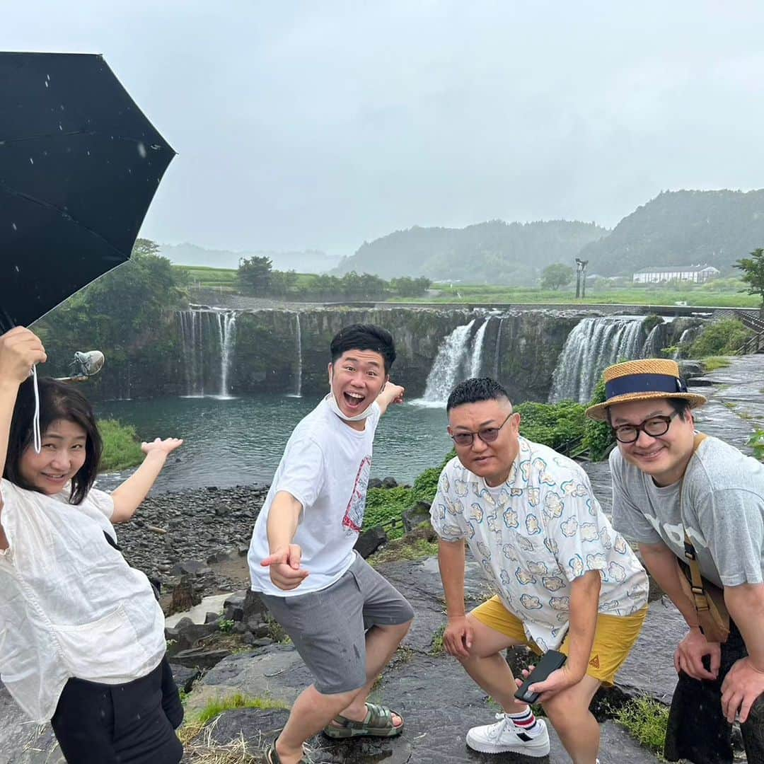 烏川耕一さんのインスタグラム写真 - (烏川耕一Instagram)「昨日今日と大分県で短編映画「ナンバのハンパな借金とり〜陽気なカッパと珍道中〜」のプレミア試写の舞台挨拶に行かせてもらいました！お客さんにも喜んでもらえたし、打ち上げで裕が気の利いたことを言わない乾杯の挨拶をし、帰りの道中で滝を見、満喫！本当に大分大好き❤  #烏川耕一　#よしもと新喜劇　#ひょっとこ　#大分　#ナンバのハンパな借金とり〜陽気なカッパと珍道中〜　#別府ブルーバード劇場　#豊後大野」8月30日 19時09分 - kouichiukawa