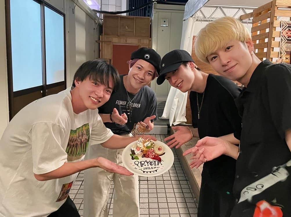 佐藤大樹さんのインスタグラム写真 - (佐藤大樹Instagram)「涼太くん お誕生日おめでとうございます🎂  昨日はサポメンで 涼太くんのお誕生日を お祝いしました🌻  かれこれ 12年の付き合いになります！  またいつか 後ろで踊らせてください！  ファンの皆さんも 沢山、集まってくださり ありがとうございました🏮  @ryota_katayose__official   Yesterday we(Sapomen) celebrated  Ryota’s birthday 🎂   Actually he is the same age as me！  So proud of you and love you always! Happy birthday brother🌻  어제 우리(사포멘)가 료타의 생일을 축하했어요🎂  사실 그 사람은 나와 동갑이다.  당신이 매우 자랑스럽고 항상 사랑합니다! 생일 형제🌻」8月30日 19時10分 - taiki_sato_official