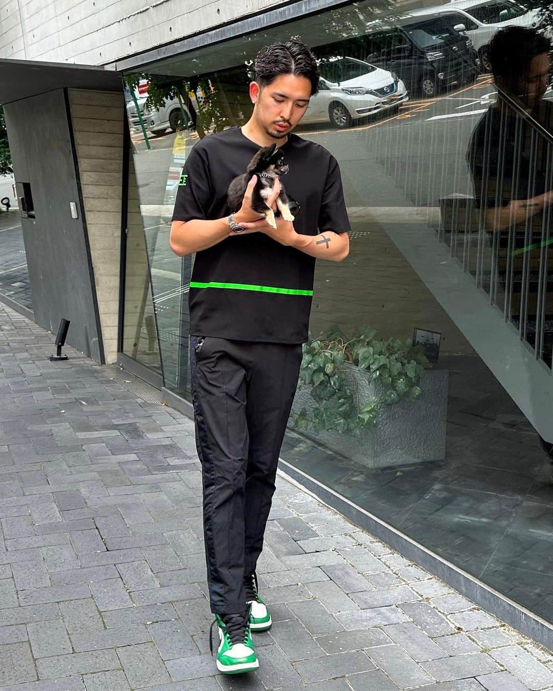 のインスタグラム：「ーーーーーーーーーーーーーー 🦜貴方のいいね、コメントが募金されます🕊️ 募金活動しています！ 投稿のいいね数×1円とコメント数×5円 を毎月集計して 様々な場所へ募金をさせて頂きます。 今月は公益財団法人どつぶつ基金へ募金しますのでいいね、コメントをお願いします🙇‍♂️ ーーーーーーーーーーーーーー  本日はROY君初めての外出😄  健康診断に行ってきました😊  飼い主も行けよって🫠  #健康診断 #7年行ってない #そろそろ行こ  先程より @eurokenvy のHAPPY BOX販売始めてます‼️  初日分はかなり数用意したので少し買いやすいと思います😁  SALEを一切しない、減価率の高いブランドなので、余裕で赤字です🙂 EUROKENVY®︎ 試した事ない方も是非一年に２回のお得なHAPPY BOXをご購入下さいませ😊  間も無くサイズ欠けしてきそうです‼️  #メンズファッション  #メンズパーマ  #今日のコーデ  #今日の服 #チワワ #愛犬」