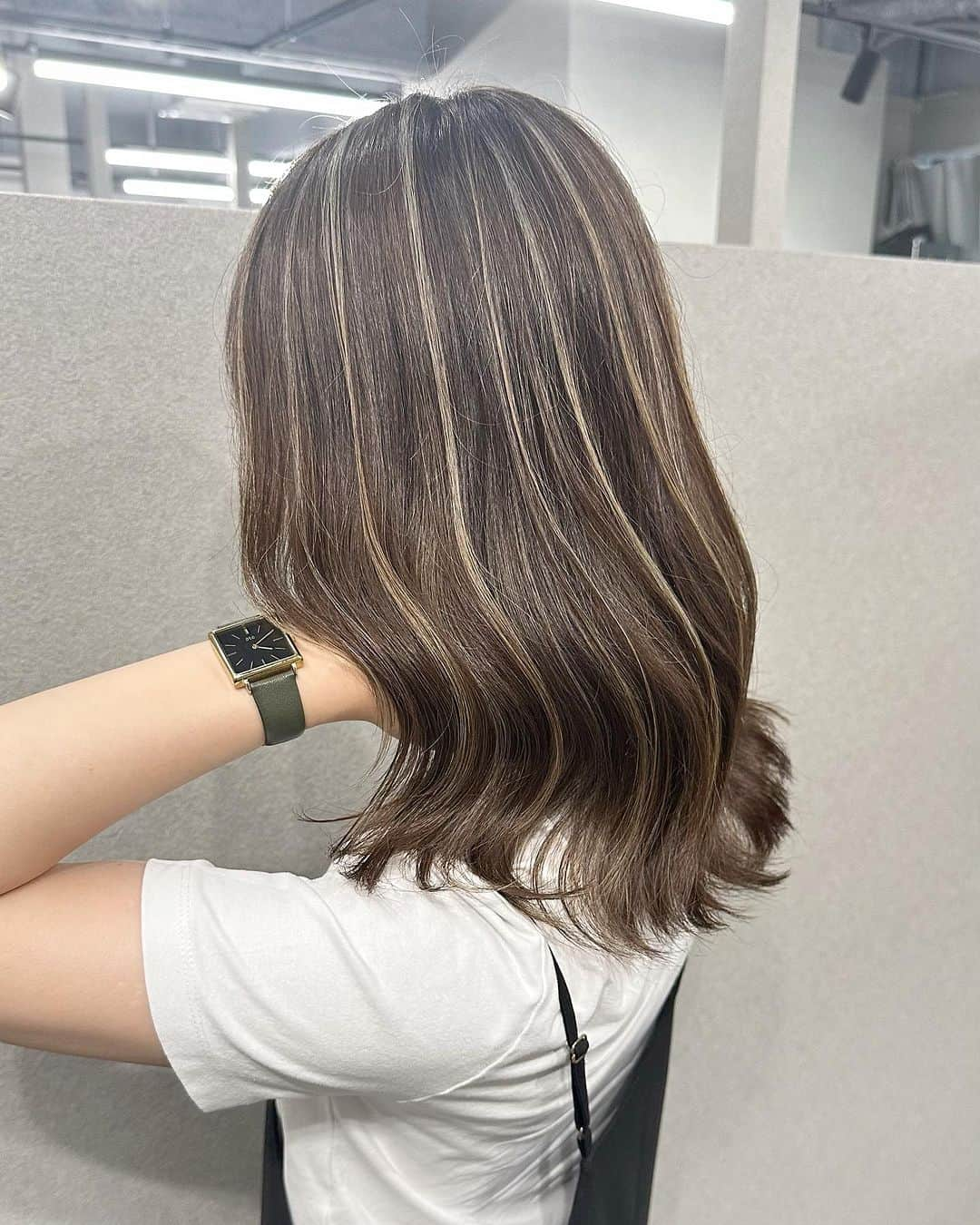 【高砂・美容師】平岡歩 ヘアアレンジ hairarrangeのインスタグラム：「姫路のハイライトカラー迷子を救う人🥇 平岡あゆみと申します🙇‍♂️ ハイライトカラーと白髪ぼかしハイライトを 専門的に行っております✨  ハイライトカラーや白髪にお悩みの方は是非 他の投稿もご覧下さい😊 他の投稿はこちら💁‍♀️【@ayumi_hiraoka 】  ご予約はLINE又はDMから承っております LINEはこちらのID検索お願い致します💁‍♀️【@183ihoos】  ⚠️ハイライトでこんな悩み、経験はございませんか？ ⁡ 😞ハイライトしたけどよくわからない 😞ハイライトが太すぎて虎柄みたいになった 😞ハイライトが白髪みたいになった 😞ハイライトが何故か思い通りになった事がない ⁡ これらのお悩みや失敗には全て理由があって、例えばよくわからないハイライトは、カラーを塗る際の塗り分けの仕方が間違っていたり、ハイライトが太いのはハイライトの入れ方に工夫がなかったり、僕自身もまだ経験が浅い頃全てを経験した事がありました（その頃お越し頂いてたお客様すみません🙏）ですが失敗を糧にお客様に必ず喜んで貰える様になりたいと、10年以上の美容師人生をかけ、その術を学び、考え、習得して参りました✨ ⁡ 他のハイライトカラーも是非ご覧下さい👇 @ayumi_hiraoka ⁡ ハイライトに挑戦したいけど綺麗になるのか不安と言う方、その不安は僕の前では絶対に安心に変わるので、お悩みの方は是非ご相談ください☺️ ⁡ ハイライトは特殊な技術故に誰でも出来る技術ではございません🙅‍♂️難しい技術で、お客様の現在の髪状態や施術履歴にも非常に影響されるので、先ずは一度予約ご相談用 LINEからご相談ください🙏 難しい技術の為、1度のご来店では出来ない場合もあります、その際はどうすれば出来る様になるのか計算してプランをお伝え致しますのでご安心ください🙇‍♂️ ⁡ が【ハイライトをお考えの方へ💇‍♀️✨】 ハイライトをする時は… ▶︎色味 グレーorグレージュorブラウンorベージュor暖色 ▶︎明るさはどのくらい 暗めor明るめor明るすぎず暗すぎず？ ▶︎ハイライトの太さのイメージ 太めor細め？ ▶︎どういうイメージにみられたい？ カジュアル系orギャル系？ この4つを元に選ぶと美容師さんにも伝わりやすので是非ご参考下さい💁‍♀️ 僕が担当させていただく場合はこの項目を元にしっかり安心できるカウンセリングをさせて頂いてから、施術に入るので初めての方も是非ご相談ください😊  詳しくはプロフィールURLの料金表ご覧下さい🙏 【兵庫県姫路市】 ▶︎平岡歩 @ayumi_hiraoka ＿＿＿＿＿＿＿＿＿＿＿＿＿＿＿＿＿＿＿＿＿＿＿ 今まで幸せにさせて頂いた方々の髪はこちら💁‍♀️ ⬇︎⬇︎⬇︎⬇︎⬇︎⬇︎⬇︎⬇︎⬇︎⬇︎⬇︎⬇︎⬇︎⬇︎⬇︎⬇︎⬇︎⬇︎ 《@ayumi_hiraoka》 ＿＿＿＿＿＿＿＿＿＿＿＿＿＿＿＿＿＿＿＿＿＿＿  @slash_lifedesignsalon  株式会社s.l.d  代表平岡歩  SLASHは今年3月に姫路大手前通りに出来た 新しいサロンです✨ ・半個室空間での完全マンツーマン施術 ・豊富なドリンクサービス ・姫路の人気店コラボの日替わり本格スイーツが楽しめる ・無料WiFiがある、充電できる ・待ち時間にサブスクが楽しめる ・思い出に残したくなるような店内 ・リラックスできる半個室のシャンプーブース ・本格的な撮影ブース完備 ・さまざまな最新、話題の美容商材を取り扱っているサロン ・トレンドのデザインを提供しているサロン  髪だけでなくサロンにいる間も楽しめる仕掛けを沢山ご用意しております✨是非旅行気分でお越しください✈️  ⁡ 【お店情報】 営業時間　10時〜20時ぐらい 住所　兵庫県姫路市西二階町121番地2階  【メニュー料金】 カット＋ハイライトカラー＋髪質改善トリートメント 26000〜 カット＋シングルカラー＋髪質改善トリートメント 18500〜 その他メニューはプロフィールのURLからご覧ください😊  【ご予約方法】 LINE 又はDMにて承っております✨ ・料金の事前提示 ・所要時間の事前提示 ・このカラーはどのメニュー選べばいい？ などお気軽にご相談下さい🙇‍♂️  ご予約はこちらのLINEからお願いします♪ LINE ID 【@183ihoos】 LINEのID検索より検索してください 最初の＠マークを忘れずに入れて下さい。 ご質問などはコメントでも可能です✨   #白髪ぼかしハイライト  #姫路美容室　#姫路美容院　#姫路ハイライトカラー #姫路ハイライト#ハイライトカラー」