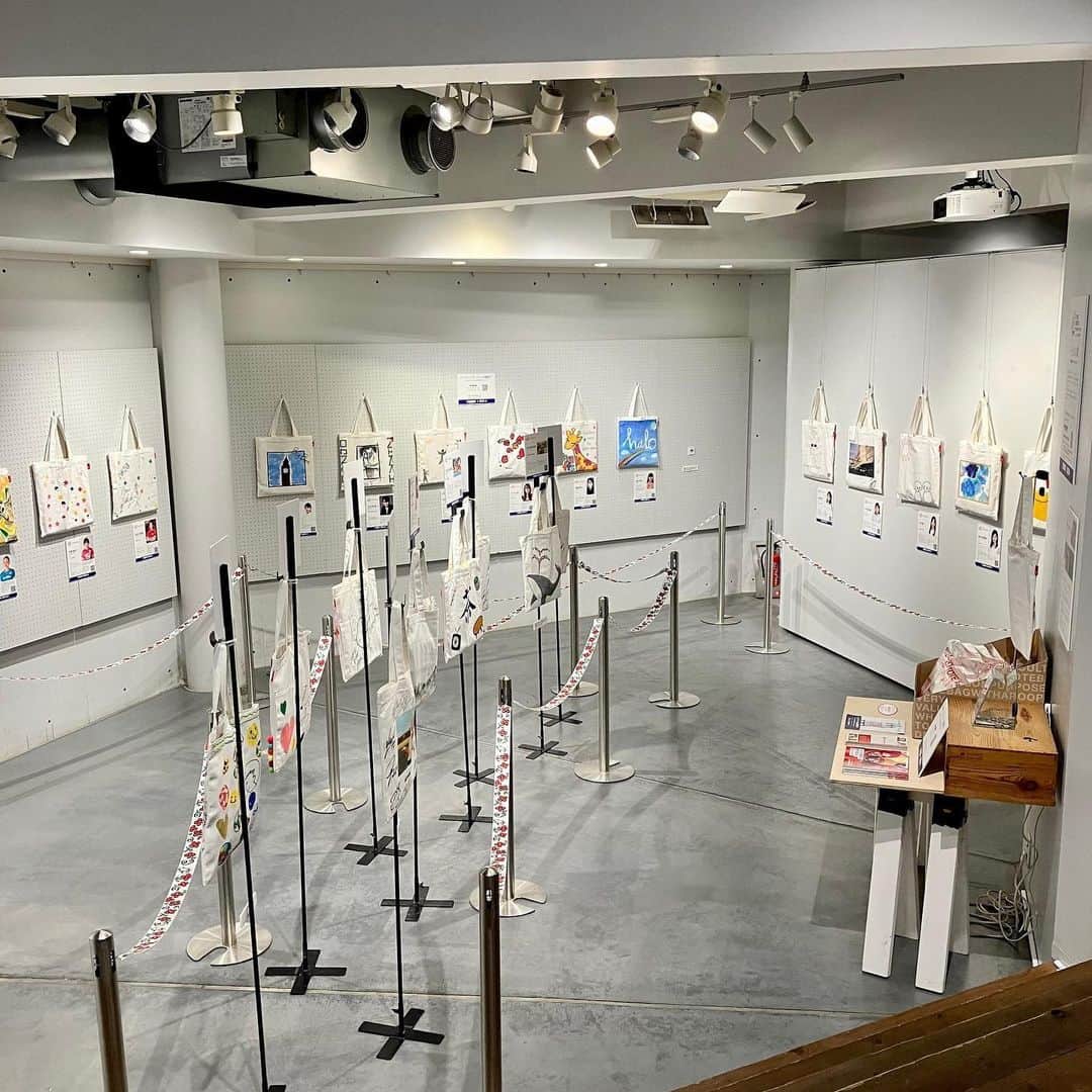 のインスタグラム：「この度  「第17回ROOTOTEチャリティーイベント」 に参加させていただきました🙇‍♀️  そして本日から、オークションがスタートしました！  オークションの全売上金（※）は、公益社団法人セーブ・ザ・チルドレン・ジャパンに寄付し、国内で経済的に困難な状況にある家庭の子どもたちなどへの支援に役立てられる、とのことです。  私が大切にしてる言葉 "Don't forget to love yourself " という言葉を入れ、 また心を癒したり、明るくする力がある太陽がこの言葉にぴったりだと思い、描きました。  是非このバックを手に取っていただき、1人でも多くの子どもたちが幸せになってくれることを願っています。  みなさんのご協力の程 よろしくお願い致します。  #rtチャリティー」