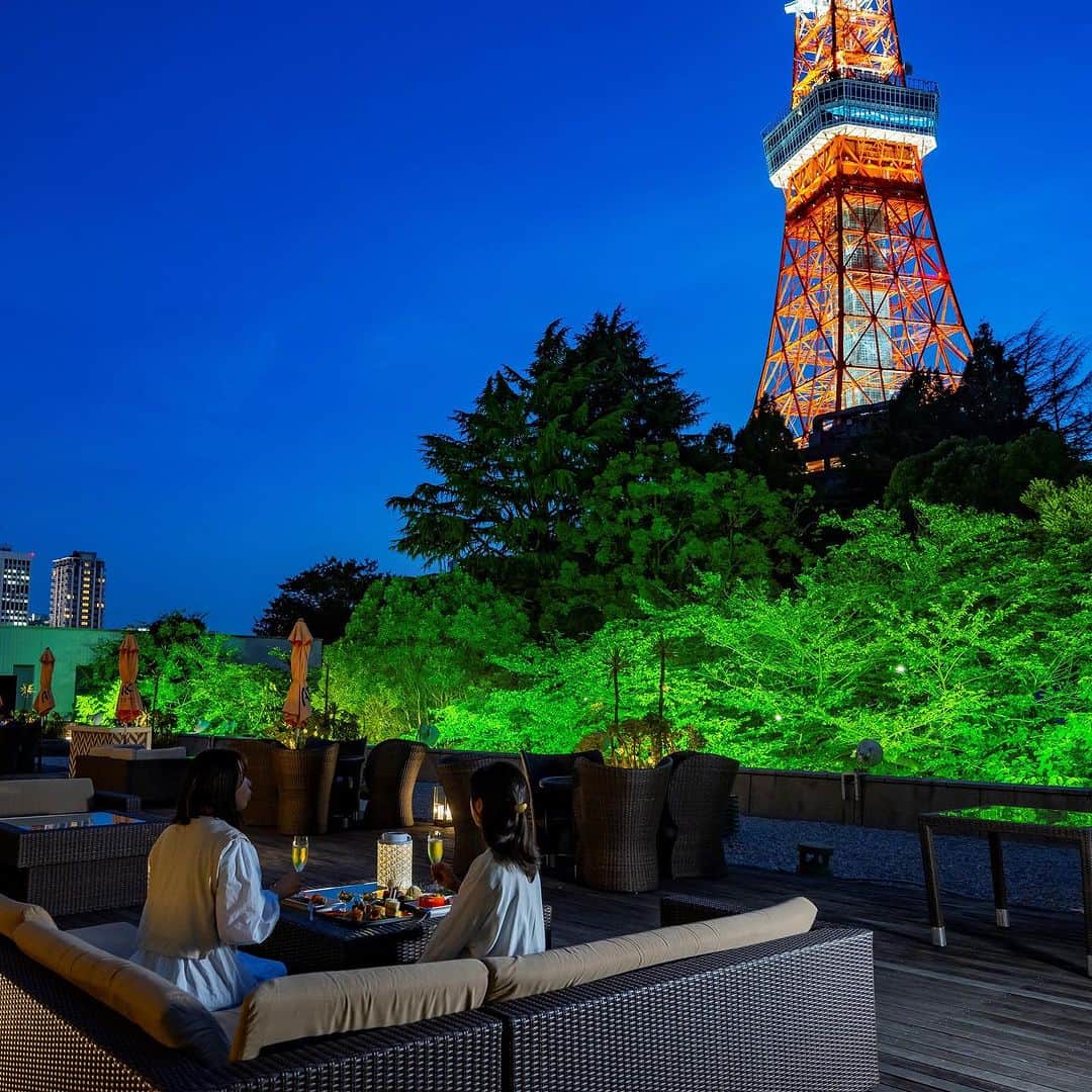東京プリンスホテルのインスタグラム：「タワービューテラスで感じるハワイ🌴 東京タワーの絶景とともに、ハワイ気分をお楽しみください🎶  Soak up those tropical island vibes out on the Tower View Terrace 🌴🍹  Feel transported to a tranquil Hawaiian beach if not for the impressive views of the majestic Tokyo Tower 🗼  Share your own images with us by tagging @tokyoprincehotel  —————————————————————  #東京プリンスホテル #ハワイアンフェア #ハワイ #tokyoprincehotel #hawaii #hawaiianfair」