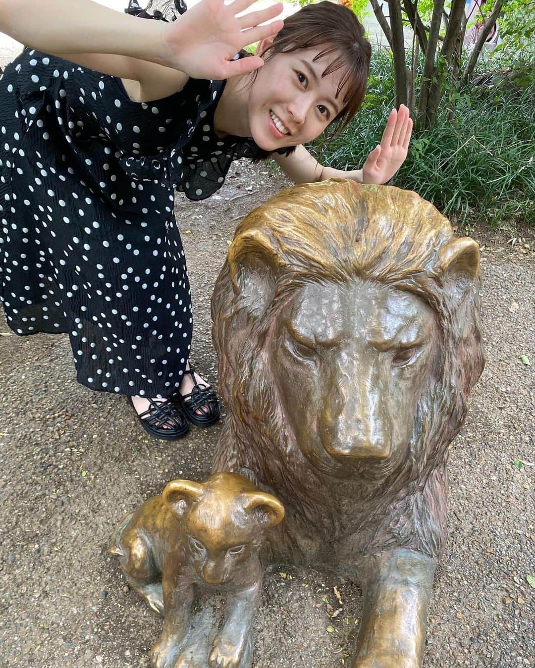 加藤愛さんのインスタグラム写真 - (加藤愛Instagram)「. 動物園にも行きました🌳  動物たちは暑そうでおやすみしている子が多かったので 園内にあった銅像と写真撮影☺️✨ ホッキョクグマはとっても元気でした！！！  #大阪#天王寺動物園 #楽しい8月でした💫」8月30日 19時13分 - kitkatoai