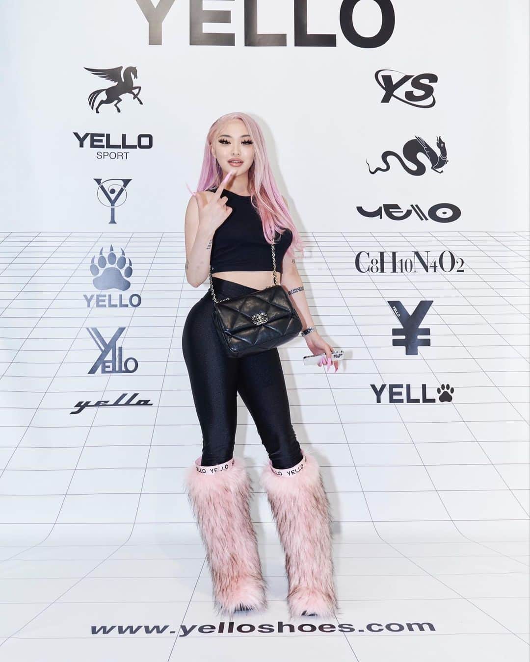 Elle Teresaのインスタグラム：「@yelloshoes_official 🖤」