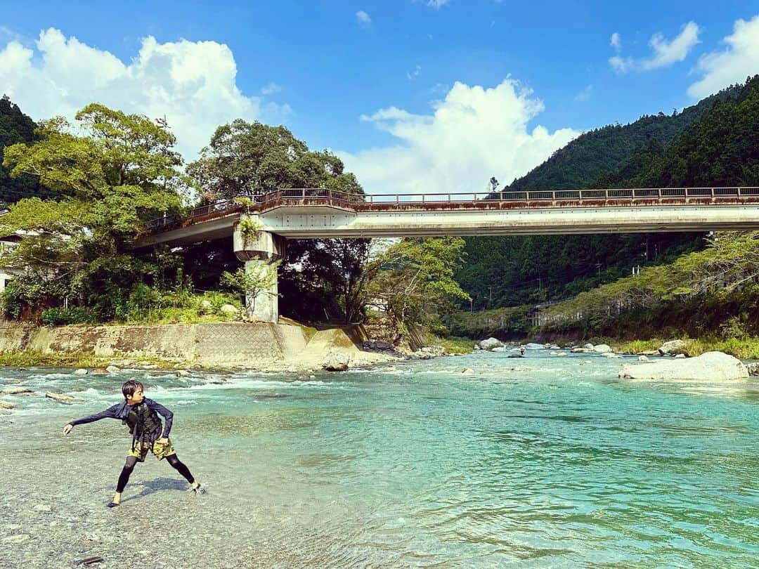 穴吹愛美のインスタグラム：「。 今年の 夏休みは 子供たちの バスケの合間をぬって たくさん 遊びました。。  夏休み疲れが 半端ない 母ちゃん。。  子供たちよ、、 楽しむために 頑張らせてくれて ありがとう。。  宿題やりなさいー と叫んだ日々も ゲームばっかりしないーと リモコン、ゲーム機を 全て職場に 持って行った日々も いい思い出と なりました。。  夏休み明日で 終了。。  鬼婆母ちゃんは 終わらないよ。。  早く学校に いっておくれ。。  #こども#暮らし#日々#子育て#日葵」