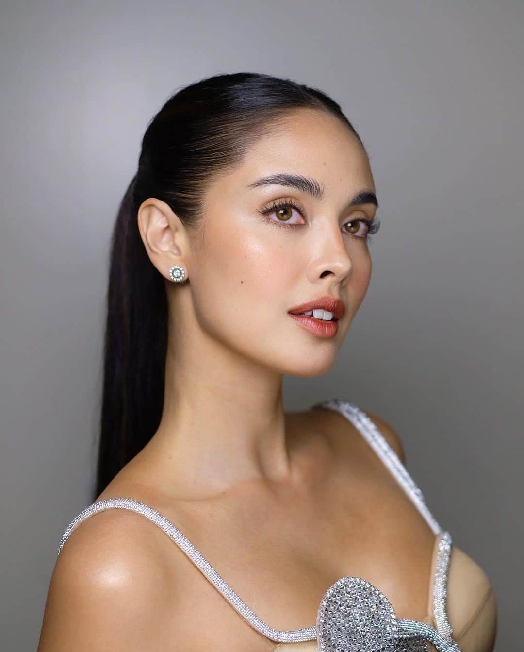 ミーガン・ヤングのインスタグラム：「Happy anniversary to @voguephilippines 🤍 last night’s glam to celebrate ✨   #StyledByAdrianne @adrianneconcept  Gown @russelmay  Makeup @rickmcalderon  Hair @rjdelacruz  Style Associates @miss.vince_ @denniellamendez」