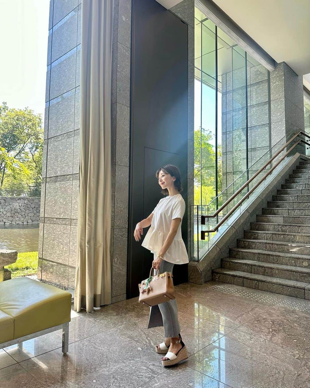 水野佐彩のインスタグラム：「・ 去年のコラボT🥬🤍 とってもシンプルだけど これは本当に力作だった🥰  来年はどんなアイテムにしよう☺️ みんなが喜んでくれるアイテム作りに 考えを巡らせる日々です🩵🩵🩵  #おちびコーデ #おちびの輪 #低身長コーデ #Sサイズコーデ #ママコーデ #ママライフ #2020年ベビー #女の子ママ #女の子ベビー #ブルベ夏 #ブルベ #ブルベサマー #ブライトサマー #ブライトスプリング #ソフトクラシック #ウェーブ #骨格診断ウェーブ​」