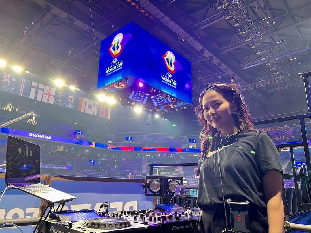 松崎夕のインスタグラム：「@fibawc   FIBA Basketball World Cup 2023🏆  ワールドカップ 沖縄アリーナの皆さん、音楽で一緒に盛り上がり 選手を応援してくれて有難うございます✨  試合はまだまだ続きます!  #FIBAWC #WinForAll」