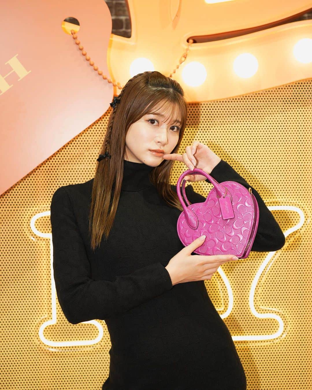 のインスタグラム：「店内が鮮やかでした〜🍎 洋服もバックも可愛かったなあ、   @coach_japan   #CoachJapan   #CoachNY   #pr」