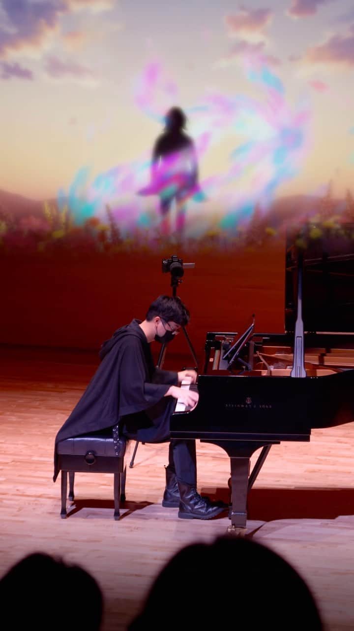 SLSのインスタグラム：「「😈の👶」 - 📷: @enzos.fotography  - #slspiacon #slsmusiclive #pianolive #anime #anisong #animepiano  #アニメ #アニソン #弾いてみた #ピアノ演奏 #動漫歌曲 #進擊的巨人 #進擊の巨人 #attackontitan」