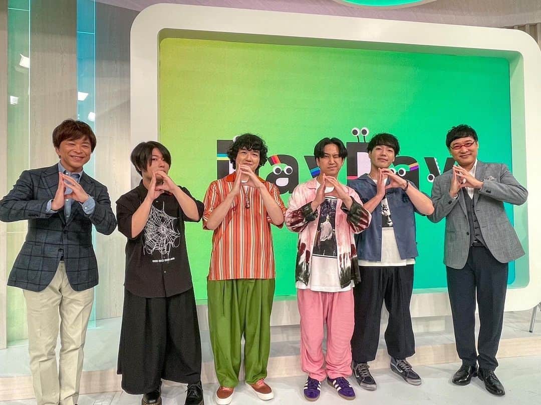田辺由明のインスタグラム：「日本テレビ 【DayDay.】ありがとうございました！！  本日リリースの新譜【大人の涙】から『ペパーミント』と『悲しみはバスに乗って』を披露させて頂きました。  DayDay.をきっかけにマカロニえんぴつと出会って下さった方もいらっしゃると思いますが、どうかこれからもよろしくお願いします！！  #マカロニえんぴつ #大人の涙 #dayday」