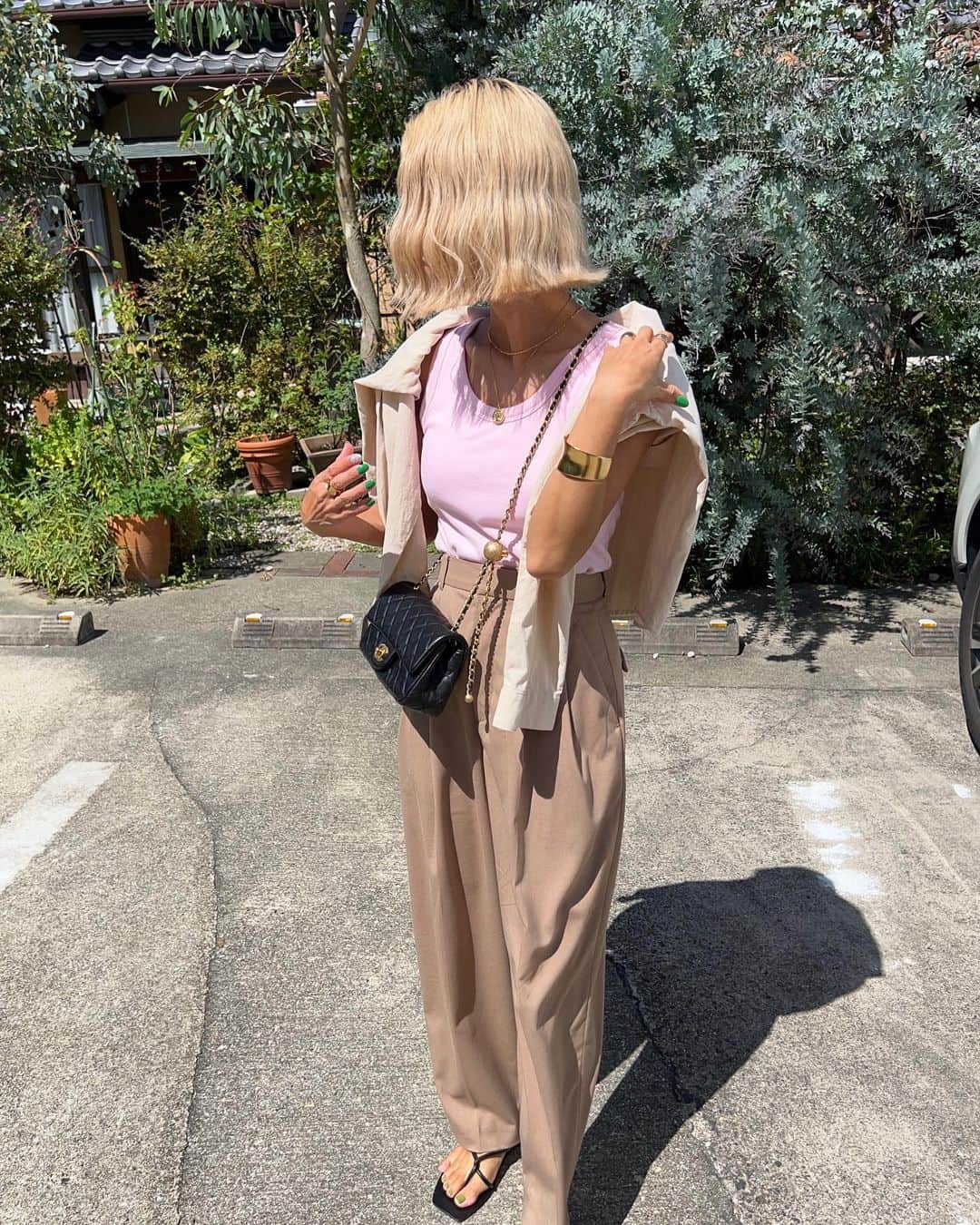 annaのインスタグラム：「.  ベージュ×ピンク可愛い💗 薄めカラーだと大人っぽく着れる〜🤝  珍しくゴールドアクセ😋  tops ⋆ @feepur  pants ⋆ @sly_official  bag ⋆ @chanelofficial  shoes ⋆ @canaljean   #夏コーデ#オトナカジュアル#大人カジュアル#カジュアル#カジュアルコーデ#ピンクタンク#158cmコーデ#骨格ナチュラル#きょこ」