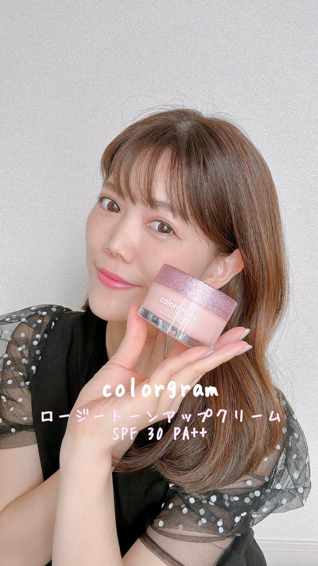 上坂由莉のインスタグラム：「🪞ロージートーンアップクリームSPF30 PA++ @oliveyoung_exclusives_japan   ⁡ パッケージのラメピンクがとっても可愛い🩷⸝⸝ これ実は日本限定商品なんです！！ ⁡ ⁡ 伸びがめっちゃ良くて少量使いでくすみも飛んで、 すべすべな白湯肌にトーンアップしたーー🤍 ⁡ ⁡ 紫外線遮断剤が入ってるので、 秋冬はファンデフリーのすっぴんメイクに 挑戦したい方にも凄くオススメです🥰 ⁡ ⁡ ZOZOTOWNから購入もできます🛒 ストーリーにリンク貼るので チェックしてみてくださいねん〜☝️ ⁡ ⁡ #colorgram #カラーグラム #韓国 #韓国コスメ #韓国メイク #zozotown #shuhua #oliveyoung #オリーブヤング #トーンアップクリーム #白肌 #白湯肌 #美白 #ナチュラルメイク #化粧下地 #ビフォーアフター #コスメ動画 #コスメレビュー」