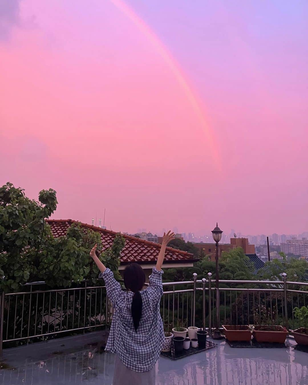 ソン・ファミンのインスタグラム：「옥상에 선물 내려오는중 🌈✨💫」