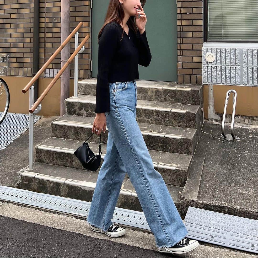 Nagiのインスタグラム：「カーディガンにデニム シンプルday  @kobe_lettuce のリブニットカーディガン コンパクトな丈感で程よいサイズ感綺麗に着れる☺️  tops. #kobelettuce  bottom. #zara shoes. #converse  bag. #therow   #code#fashion#コーデ#ファッション#カジュアル#カジュアルコーデ#プチプラコーデ#神戸レタス#カーディガン#デニム#スニーカー」