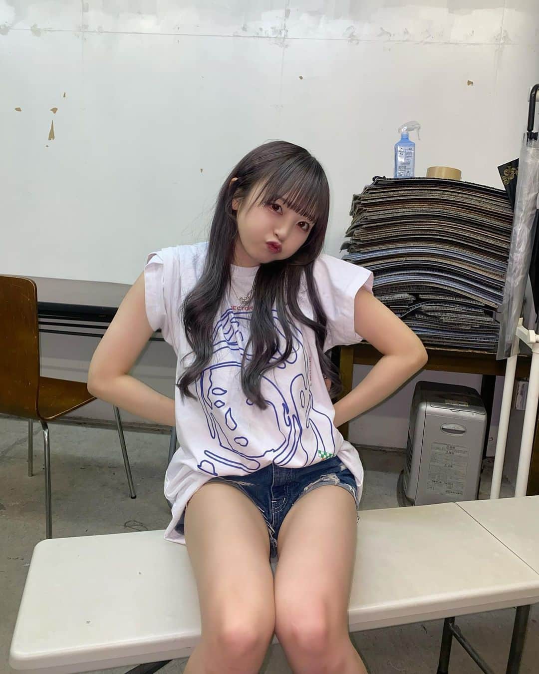 のインスタグラム：「昼夜逆転すると体調悪くならない?  #tシャツコーデ #OOTD」