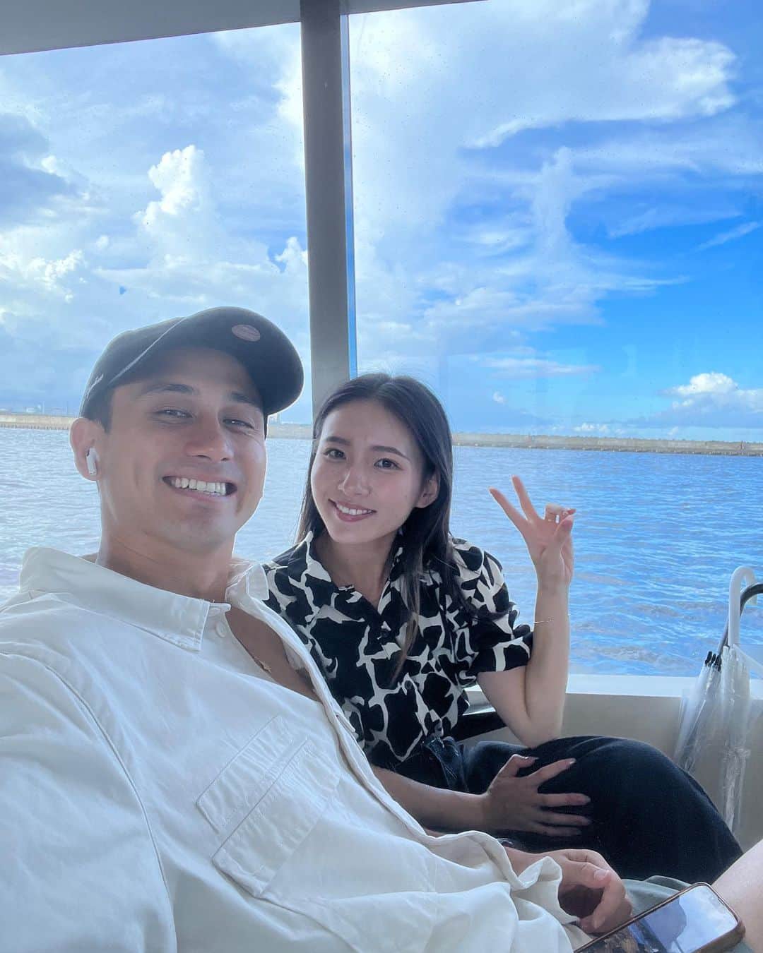 のインスタグラム：「. 出航前と出航したてのとき雨が降ったり止んだりで どうなるかと思ったけど晴れてくれてよかった〜︎‪😮‍💨🩵 同じ日と思えないくらいの天気の差w☔️☀️ 水素と軽油混焼エンジンらしくて 12月中旬まで実証運航やから通常より安くのれるみたい👀💸 普段フェリーとか乗ること無いから新鮮やった🤪✌🏻 飛行機間近でみれるから、飛行機好きな人にもオススメ✈️！ 船酔いするアキオはダウンしてたので酔いやすい人は酔い止め飲んでね😂(笑) . #みなとみらい#横浜ハンマーヘッド#デート #ハイドロびんご#飛行機#名鉄観光#実証運航#pr」