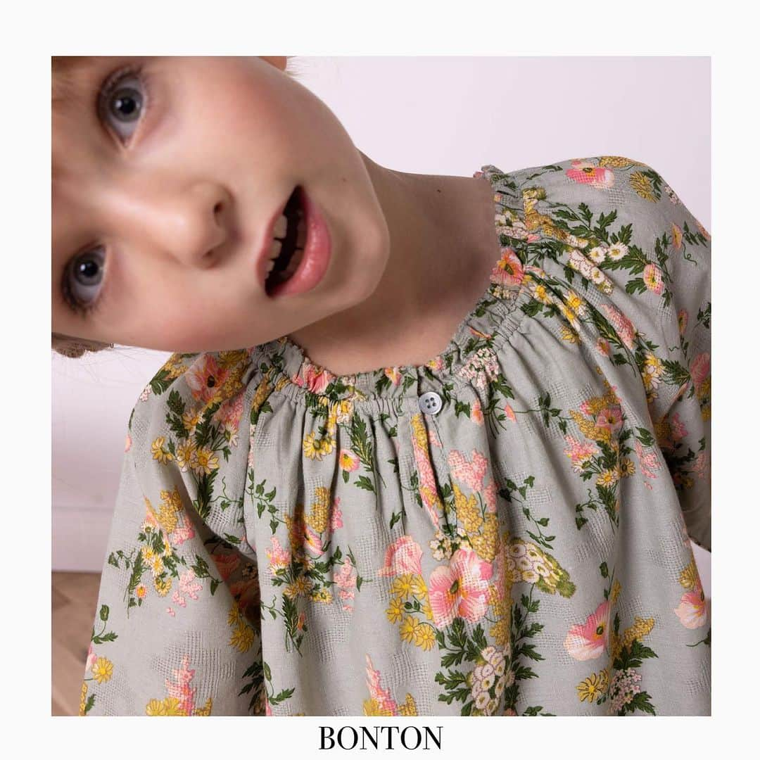 LILI et NENEのインスタグラム：「_BONTON  2023 Autumn / Winter Collection  子どもたちの何気ない毎日にとけこみながら、ハッとするほどスタイリッシュでとびきりキュート。パリBONTONの2023秋冬コレクションは、フランス、イギリス、デンマークの3都市に暮らす3家族が日常の中で着こなす、ワンランク上のBONTONスタイルを提案しています。草花の美しさをまとうようなロマンチックなフラワープリントや、香り立つようなフレッシュなカラーで彩った「BOTANY ACADEMY」シリーズ。70年代のロンドンにインスパイアされた、遊び心と個性とたっぷりのユーモアがあふれる世界を表現した「YELLOW BRICK ROAD」は、ギンガムチェックやストライプ、ドットなど、英国らしいパターンをちょっぴりクラシカルなムードでアップデートしました。「NORDIC」シリーズでは冬が待ち遠しくなるウォーミーなニットや、ホリデーシーズンをイメージさせるトランクを。子どもたちもママ・パパと同じように「自分らしいおしゃれ」が楽しめる、そんなコレクションが揃いました。  ． @lilietnene プロフィールリンクよりリリエネネオンラインショップへ ． @lilietnene_paris  大好きなパリの日常をお届けする。 ． #lilietnene タグ付けして投稿して頂ければ嬉しいです。  #bonton#ボントン#パリ発ブランド #オシャレキッズ #ベビーファッション#キッズファッション #子供服 #lilietnene #リリエネネ #海外子供服セレクトショップ #kidsfashion #babyfashion #gift #女の子のママ#女の子ベビー#娘服#むすめ服#姉妹#お揃いコーデ#ベビー服#海外子供服 #キッズコーデ#キッズ  #キッズコーデ女の子 #ベビーコーデ #ベビーコーデ女の子」