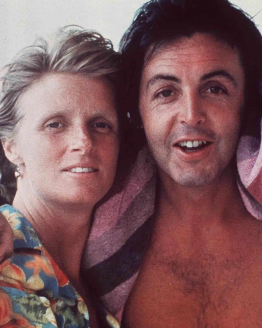 Vogue Italiaさんのインスタグラム写真 - (Vogue ItaliaInstagram)「Quando i #Beatles si sciolsero, Paul McCartney in sua moglie Linda Eastman ha trovato la salvezza e insieme a lei ha formato una delle coppie più belle e più autentiche (e quindi tutt'altro che perfette) della cultura pop. Sin da quella prima foto che li ritrae insieme nel maggio del 1967, a casa del manager dei Fab Four, Brian Epstein, a cui Linda ebbe accesso come fotografa, fino alla morte di lei, per un tumore al seno, avvenuta nell'aprile 1998. Per oltre 30 anni #PaulMcCartney e #LindaEastman si sono amati come pazzi. Scopri il loro viaggio d'amore appassionato, tra alti e bassi, senza mai conoscere la quiete, al nostro link in bio.   #VoguePeople」8月30日 19時32分 - vogueitalia