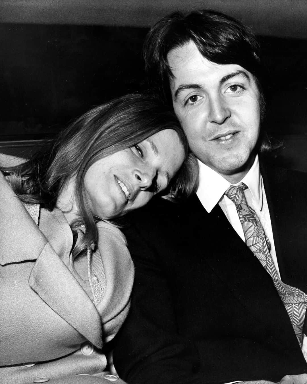 Vogue Italiaさんのインスタグラム写真 - (Vogue ItaliaInstagram)「Quando i #Beatles si sciolsero, Paul McCartney in sua moglie Linda Eastman ha trovato la salvezza e insieme a lei ha formato una delle coppie più belle e più autentiche (e quindi tutt'altro che perfette) della cultura pop. Sin da quella prima foto che li ritrae insieme nel maggio del 1967, a casa del manager dei Fab Four, Brian Epstein, a cui Linda ebbe accesso come fotografa, fino alla morte di lei, per un tumore al seno, avvenuta nell'aprile 1998. Per oltre 30 anni #PaulMcCartney e #LindaEastman si sono amati come pazzi. Scopri il loro viaggio d'amore appassionato, tra alti e bassi, senza mai conoscere la quiete, al nostro link in bio.   #VoguePeople」8月30日 19時32分 - vogueitalia