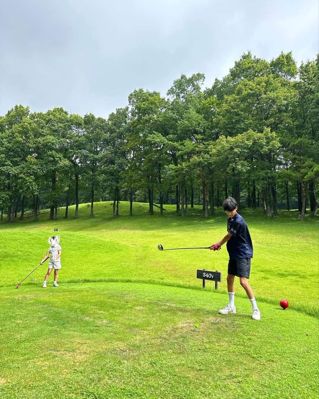 鈴木六夏のインスタグラム：「夏休み、最後の家族旅行✨  今日はゴルフ。 娘は初めてコースをまわりました👏🏼  私のウェアは 6年前くらいから更新されていない😅 @josephfashion_japan と @beamsgolf」