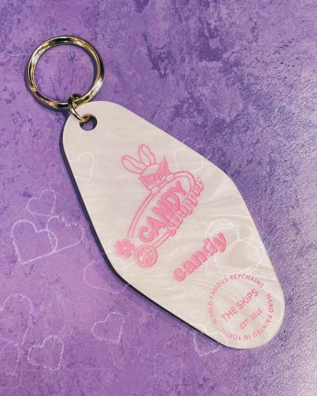 板橋よしえのインスタグラム：「. 先週末！Candy Stripper原宿本店で開催されたThe Skipsさんのカスタムキーイベント🔑＆ UTTHFさんのアイスクリーム屋さん🍨にお越しいただいた皆さま、どうもありがとうございました🥹✨  たくさんの方に来ていただけて うれしかったです💜  お力を貸してくれた @theskips7383 さきちゃん＆だいさん！ @unable.to.take.hot.food 日吉さん！ 2日間、本当にありがとうございましたっっっ🥲🙏✨  そして原宿店のみんな、 POP UPを引っ張ってくれた @candy_staff_takami  @candy_kuji  お疲れさまでした🥹👏✨  また原宿店で楽しい催しが開催出来ますようにっ。  #theskips #UTTHF #candystripper」