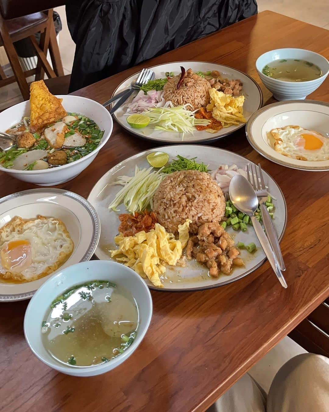 さいとうなるさんのインスタグラム写真 - (さいとうなるInstagram)「🇹🇭🛩️  タイ旅行のおすすめ紹介③  タイといえばモーニング🍽️ タイは外食文化が盛んで ほぼ自炊しないらしい…  ということで、ローカルかつ 素敵な朝ごはんを頂いたところを紹介します☕️  spot：CHSジェブホンセン ※Instagramが見つかりませんでした  "CHSジェブホンセン"と Googleマップで検索いただけると 恐らくヒットすると思います🌱  またマップには中華料理店 と記載があるのですが、 タイ料理✖️中華 と言ったら印象の料理があり 私はエビチャーハンを頂いたのですが とてもおいしかったです☺️  また、店内には猫さんと 日本語を少しお話ししてくださる おじ様がいらっしゃり 朝からほっこりできちゃいます☺️💓  夕方までやっているみたいなので 朝ごはん以外にも、ぜひ行ってみて下さい🍽️🕊️🪽  #ootd#日々#シンプル#シンプルコーデ#メンズライク #夏コーデ#サムオム#somomandco#サムオムアンドコー#シティーポップ#シティボーイ #シティポップ#ストリートシック#ストリートコーデ #ストリート#アウトドアファッション#popey#ポパイ#cityboy#citystyle#タイ旅行#タイ#Thailand#旅行#海外旅行#モーニング#朝ごはん#屋台グルメ #タイ料理」8月30日 19時35分 - naru060708