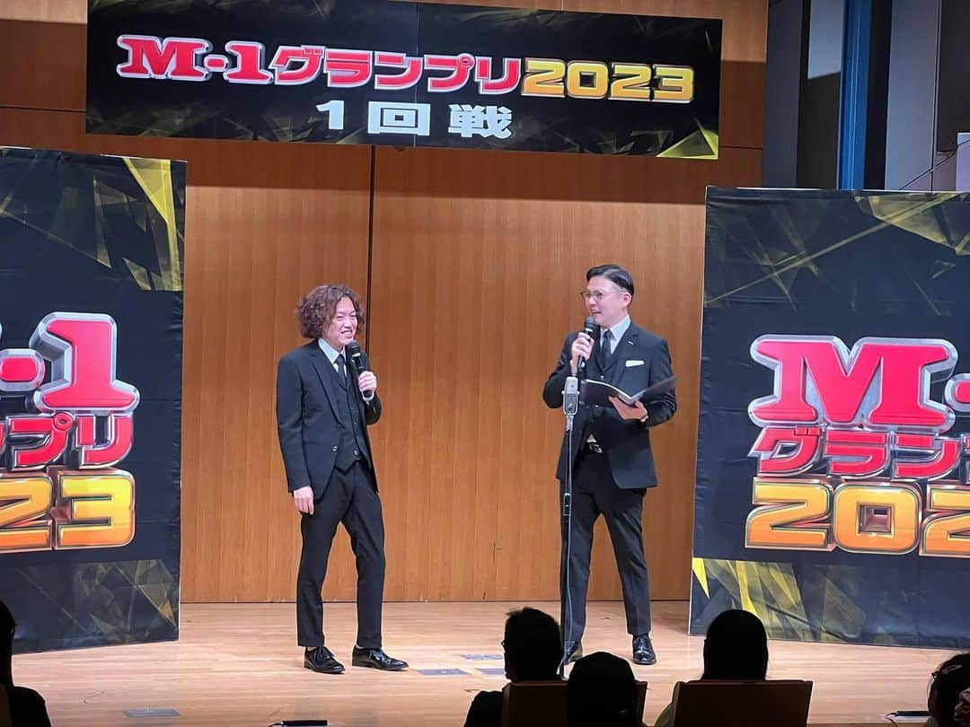 奥田修二のインスタグラム：「【MC】  M-1グランプリ2023の1回戦MCでした。  参加者180組越え。AグループからTグループまで。果てしない道のりでした。  詳しくはnoteに書いております。  #ガクテンソク #ガクテンソク奥田note #m1グランプリ」