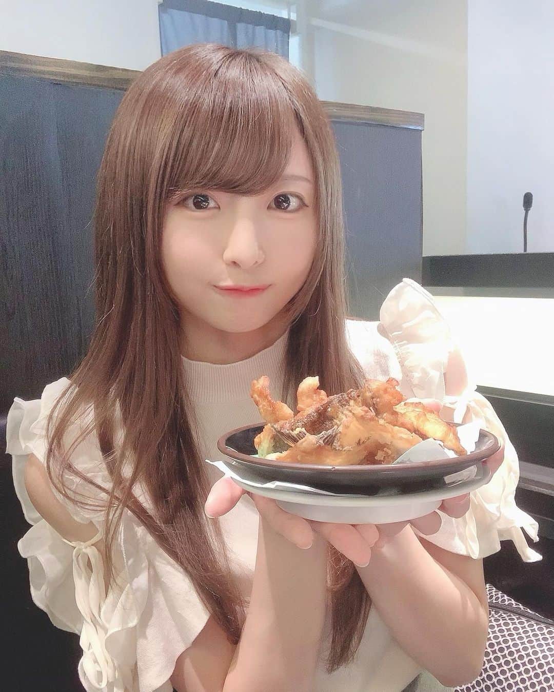 rinoさんのインスタグラム写真 - (rinoInstagram)「銚子丸(@choushimaru )行ってきたよ🐱❤︎ 8月16日からのイベントメニューの 宗八がれいのから揚げ食べたよー♡  かれいのから揚げ大好きなんだけど食べれるところ少ないしこんなにボリュームあるのに300円だからみつけてすぐ頼んだ👶🏻 クオリティーたかすぎた（ ; ; ） 美味しかった🥺  タルタルマスタードソースの 炙りオーロラサーモンも食べたよ☺️ サーモンって色んな味付けあるけど タルタルマスタードって なかなかないよね☺️ たくさんメニューあって楽しい💓  みんなも行ってみてねー(*･ω･)ﾉ❤︎  #銚子丸#寿司#グルメ#ランチ」8月30日 19時45分 - k_rino710