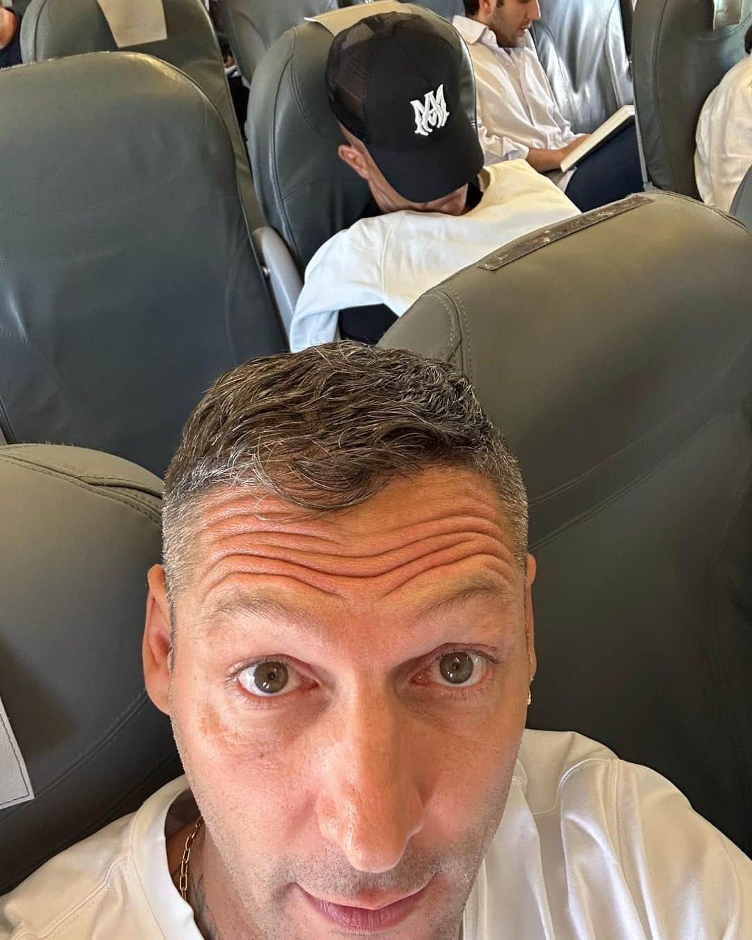 マルコ・マテラッツィのインスタグラム：「🇮🇹 IL MURO DI BERLINO 🇮🇹 QUANDO SAI CHE HAI LE SPALLE COPERTE E PUOI DORMIRE SONNI TRANQUILLI 😂 …. CAPITANO RICORDATI SEMPRE UN OCCHIO APERTO E L’ALTRO SEMICHIUSO 😂 @fabiocannavaroofficial #campionidelmondo2006」