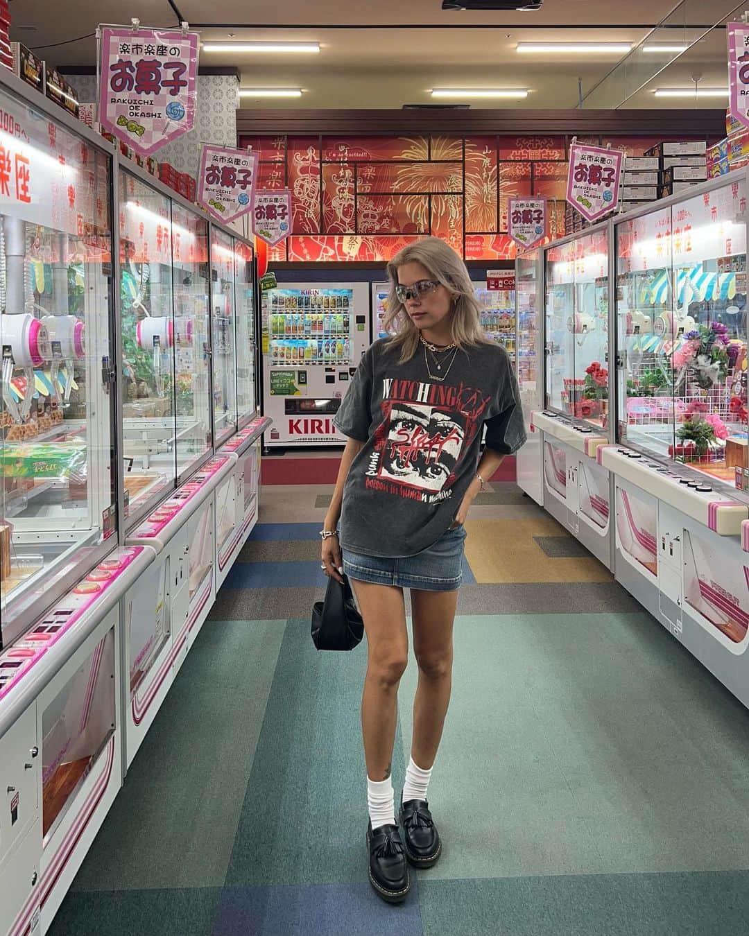 Satomi Biancaさんのインスタグラム写真 - (Satomi BiancaInstagram)「🎮🎰🖤 　　　 　　 Game Center👾 　　 　 ダンレボしたい😂 　　 　 こういうTシャツが今の気分❤️‍🔥 　　 vintageぽいブラックグレー大好き @godswatching.jp」8月30日 19時46分 - satobyyyy