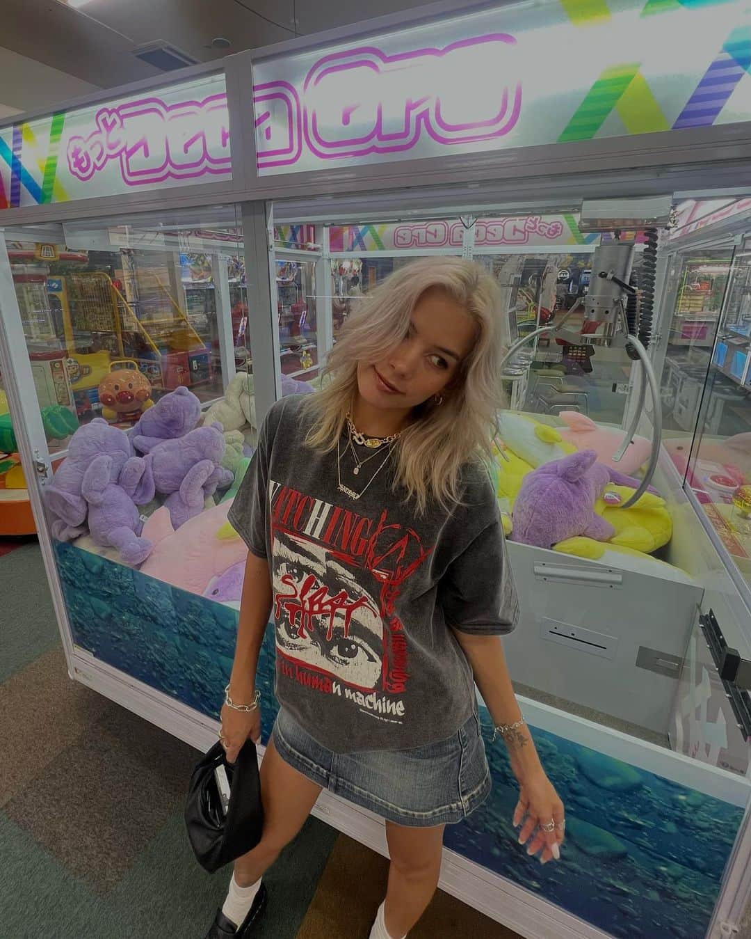 Satomi Biancaのインスタグラム：「🎮🎰🖤 　　　 　　 Game Center👾 　　 　 ダンレボしたい😂 　　 　 こういうTシャツが今の気分❤️‍🔥 　　 vintageぽいブラックグレー大好き @godswatching.jp」