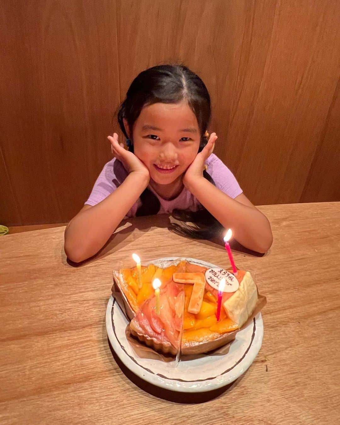 亜弥のインスタグラム：「🎂 お友達がお祝いしてくれた🩷 嬉しいね🥰 ありがとう🫶🏾  #お誕生日ケーキ  #ありがとう」