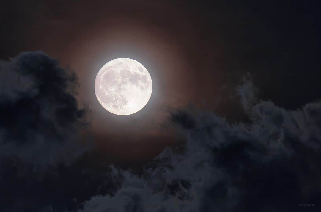 KAGAYAのインスタグラム：「空をご覧ください。 南東に見事な十五夜の月が昇りました。（今撮影） 満月になるのは明日朝。 中秋の名月は来月の十五夜（9/29）です。 #moon」