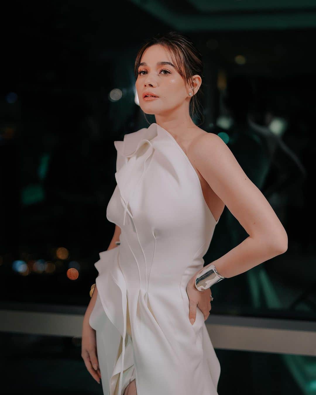 ベア・アロンゾのインスタグラム：「Feeling fabulous in this @toni_maticevski dress and @elsaperetti.official bone cuffs for @tiffanyandco 🖤 @voguephilippines  #VoguePHGala2023   photos @niceprintphoto」