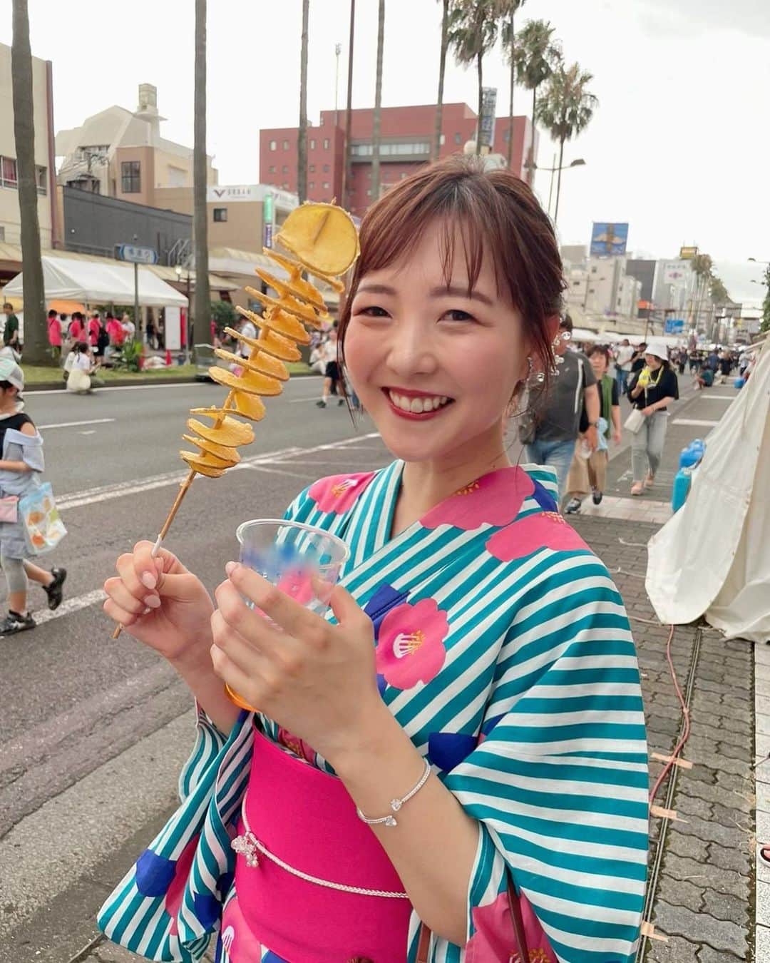 清水玲のインスタグラム：「・ ・  ８月中に夏の思い出ふりかえり☺️  市民総踊りに出た次の日は プライベートでえれこっちゃに🌻  ラジオでも話しましたが、お祭りで見かける トルネードポテト本当に好き💓 ビールも沢山飲みました☺️🍻  もちろん後輩の応援も👯‍♀️  ・ ・  #宮崎#宮崎放送#MRT#アナウンサー #夏祭り#浴衣#夏#えれこっちゃ#ダンス #えれこっちゃみやざき#市民総踊り #まつり#2023」