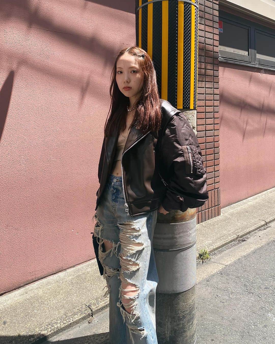 MOUSSY SNAPさんのインスタグラム写真 - (MOUSSY SNAPInstagram)「#MOUSSYSNAP @kanon_makabe 157cm  ・FAUX LEATHER DETACHABLE JACKET(010GAG30-5160) ・MIDRISE STRAIGHT(010GAA11-5340) ・CHUNKY SLIP ON SHOES(010GAS52-6180) 全国のMOUSSY店舗／SHEL'TTER WEBSTORE／ZOZOTOWNにて発売中。  #MOUSSY #MOUSSYJEANS」8月30日 19時43分 - moussysnap